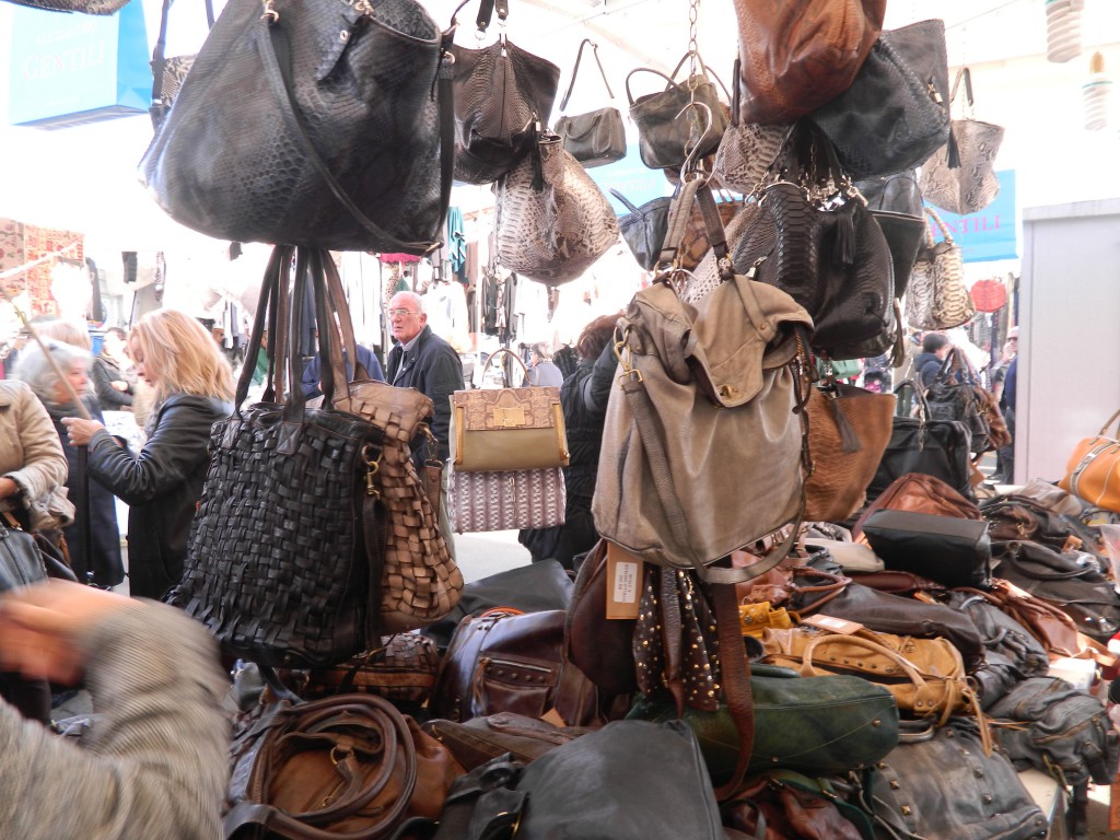 Il Mercato degli Ambulanti di Forte dei Marmi domenica 14 dicembre 2014 in piazza San Francesco a Malnate (VA)